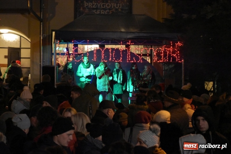 Zdjęcie w galerii na portalu naszraciborz.pl: Weihnachtsmarkt w Tworkowie na bogato. Śpiew, smakołyki i fajerwerki  wiadomości z regionu