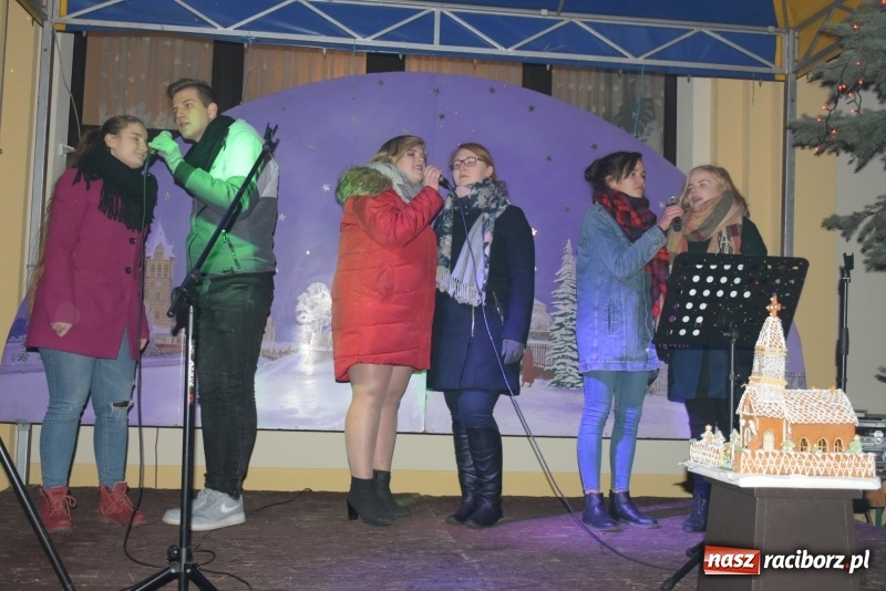 Zdjęcie w galerii na portalu naszraciborz.pl: Weihnachtsmarkt w Tworkowie na bogato. Śpiew, smakołyki i fajerwerki  wiadomości z regionu