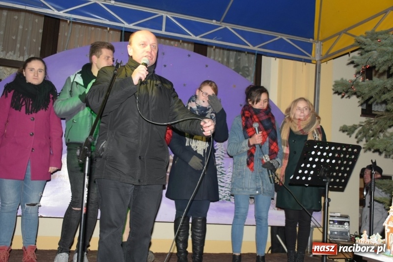 Zdjęcie w galerii na portalu naszraciborz.pl: Weihnachtsmarkt w Tworkowie na bogato. Śpiew, smakołyki i fajerwerki  wiadomości z regionu
