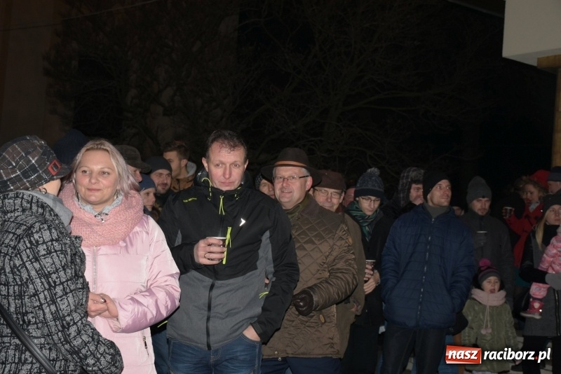 Zdjęcie w galerii na portalu naszraciborz.pl: Weihnachtsmarkt w Tworkowie na bogato. Śpiew, smakołyki i fajerwerki  wiadomości z regionu