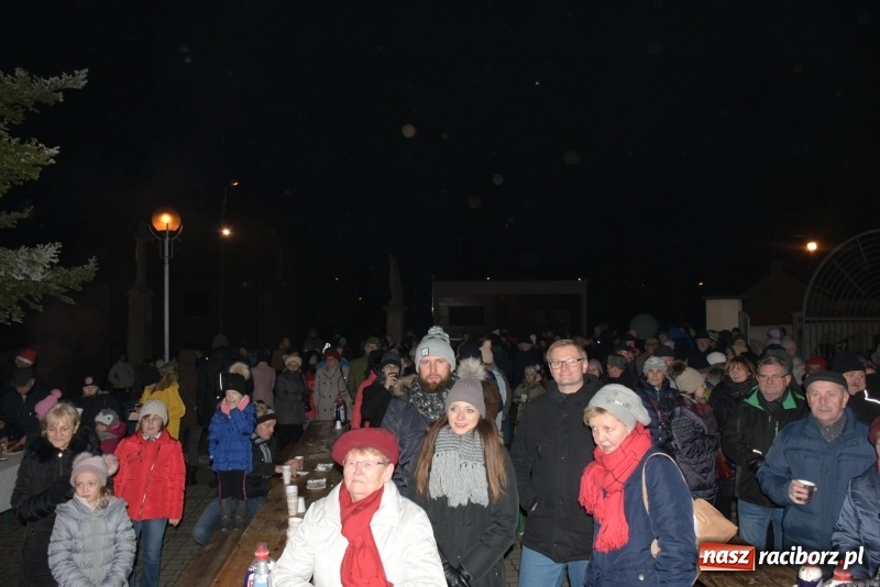Zdjęcie w galerii na portalu naszraciborz.pl: Weihnachtsmarkt w Tworkowie na bogato. Śpiew, smakołyki i fajerwerki  wiadomości z regionu