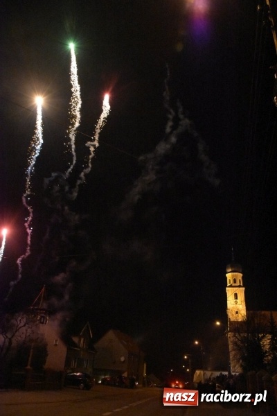 Zdjęcie w galerii na portalu naszraciborz.pl: Weihnachtsmarkt w Tworkowie na bogato. Śpiew, smakołyki i fajerwerki  wiadomości z regionu