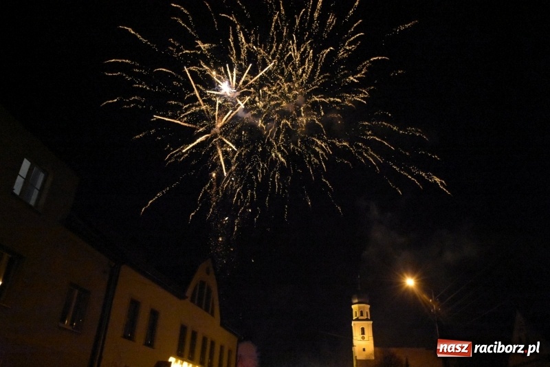 Zdjęcie w galerii na portalu naszraciborz.pl: Weihnachtsmarkt w Tworkowie na bogato. Śpiew, smakołyki i fajerwerki  wiadomości z regionu