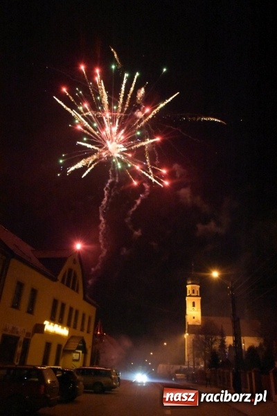 Zdjęcie w galerii na portalu naszraciborz.pl: Weihnachtsmarkt w Tworkowie na bogato. Śpiew, smakołyki i fajerwerki  wiadomości z regionu