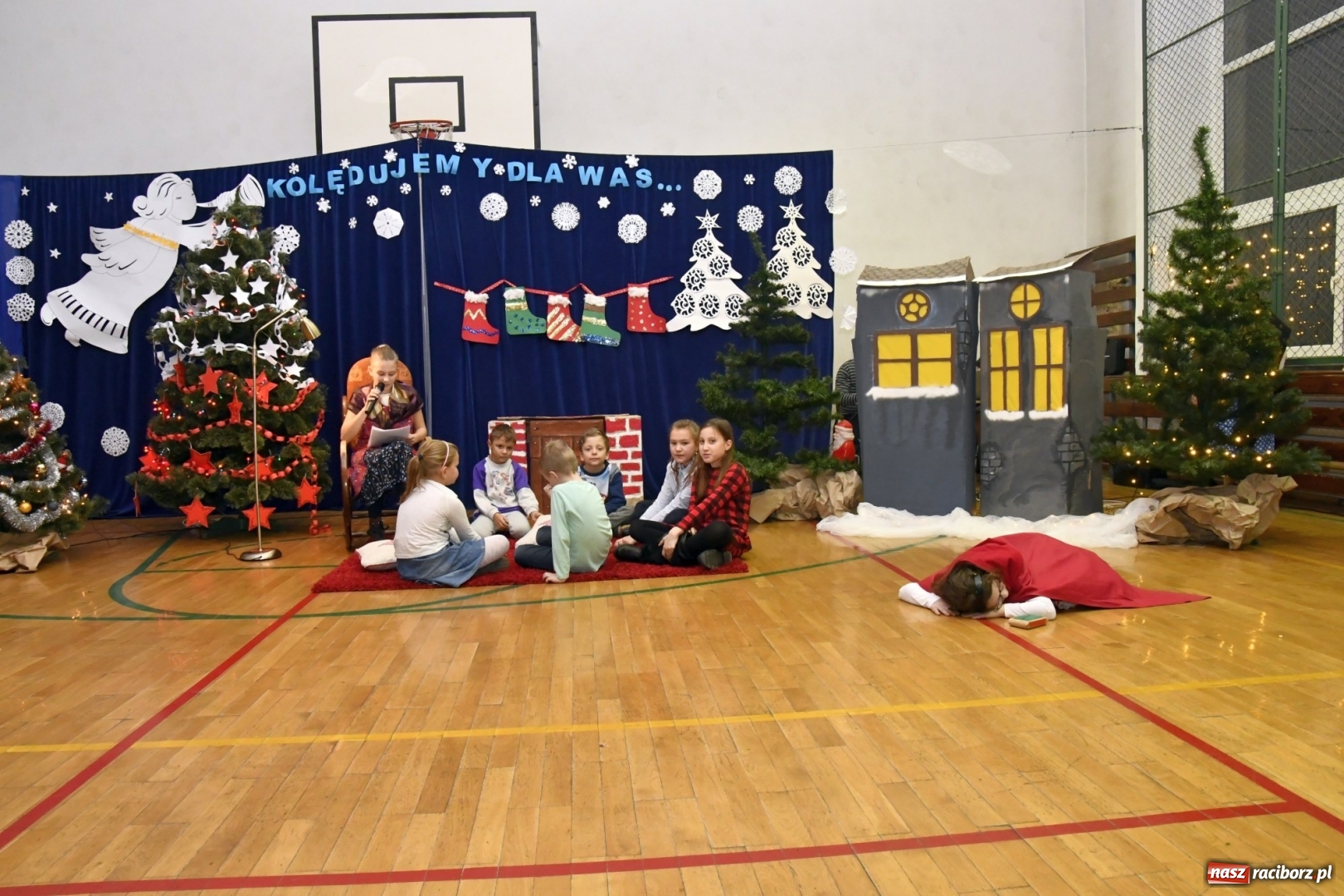 Zdjęcie w galerii na portalu naszraciborz.pl: Jasełka, piosenki, ciasto na stole - świąteczny kiermasz w Sudole wiadomości z regionu