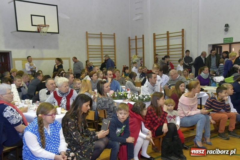 Zdjęcie w galerii na portalu naszraciborz.pl: Jasełka, piosenki, ciasto na stole - świąteczny kiermasz w Sudole wiadomości z regionu