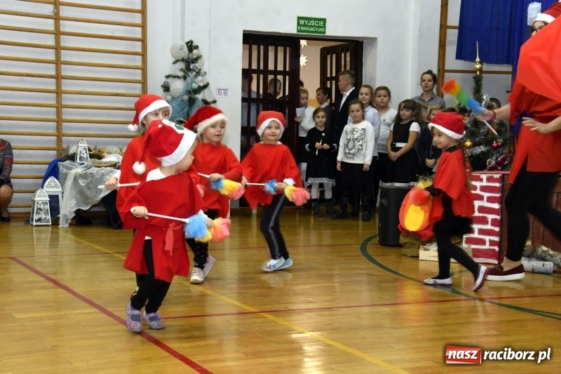 Zdjęcie w galerii na portalu naszraciborz.pl: Jasełka, piosenki, ciasto na stole - świąteczny kiermasz w Sudole wiadomości z regionu