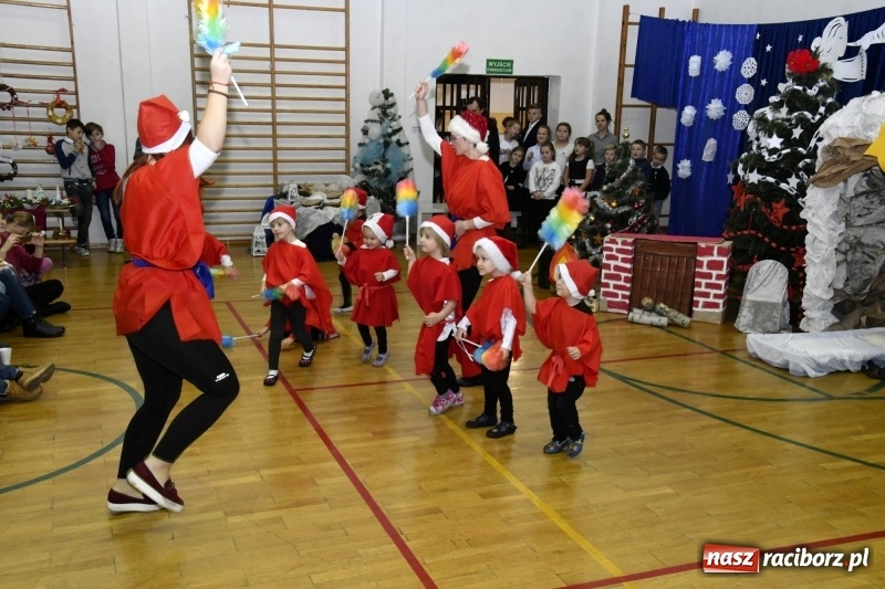 Zdjęcie w galerii na portalu naszraciborz.pl: Jasełka, piosenki, ciasto na stole - świąteczny kiermasz w Sudole wiadomości z regionu