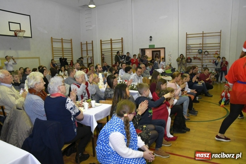 Zdjęcie w galerii na portalu naszraciborz.pl: Jasełka, piosenki, ciasto na stole - świąteczny kiermasz w Sudole wiadomości z regionu