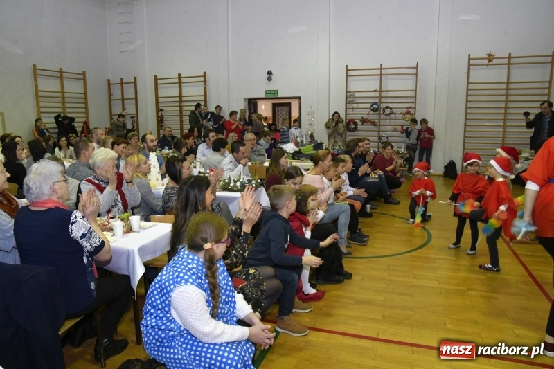 Zdjęcie w galerii na portalu naszraciborz.pl: Jasełka, piosenki, ciasto na stole - świąteczny kiermasz w Sudole wiadomości z regionu