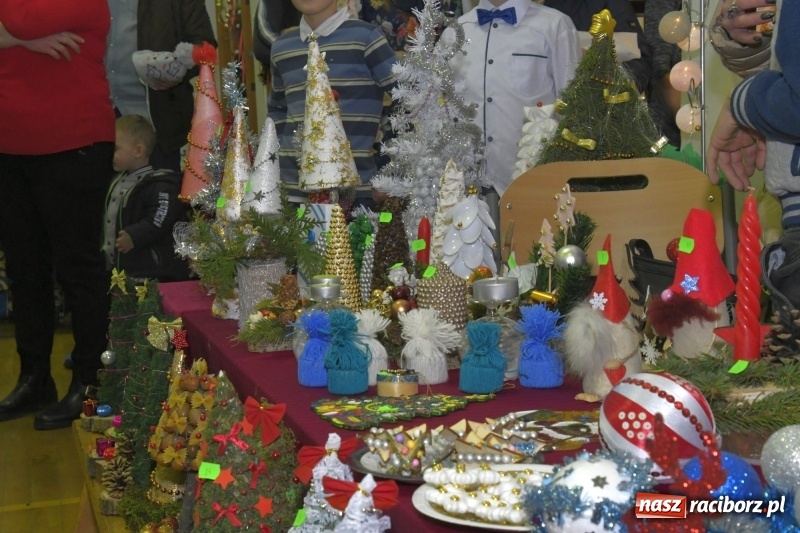 Zdjęcie w galerii na portalu naszraciborz.pl: Jasełka, piosenki, ciasto na stole - świąteczny kiermasz w Sudole wiadomości z regionu