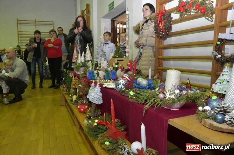 Zdjęcie w galerii na portalu naszraciborz.pl: Jasełka, piosenki, ciasto na stole - świąteczny kiermasz w Sudole wiadomości z regionu