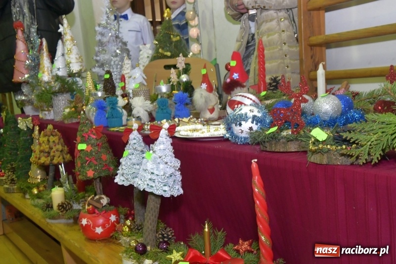 Zdjęcie w galerii na portalu naszraciborz.pl: Jasełka, piosenki, ciasto na stole - świąteczny kiermasz w Sudole wiadomości z regionu