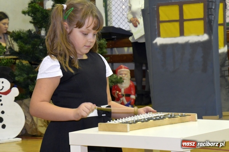 Zdjęcie w galerii na portalu naszraciborz.pl: Jasełka, piosenki, ciasto na stole - świąteczny kiermasz w Sudole wiadomości z regionu