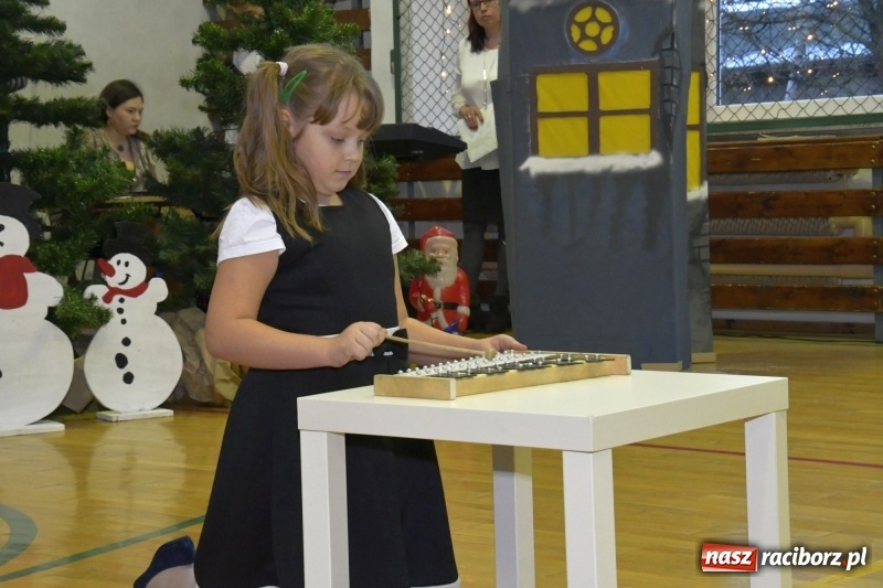 Zdjęcie w galerii na portalu naszraciborz.pl: Jasełka, piosenki, ciasto na stole - świąteczny kiermasz w Sudole wiadomości z regionu