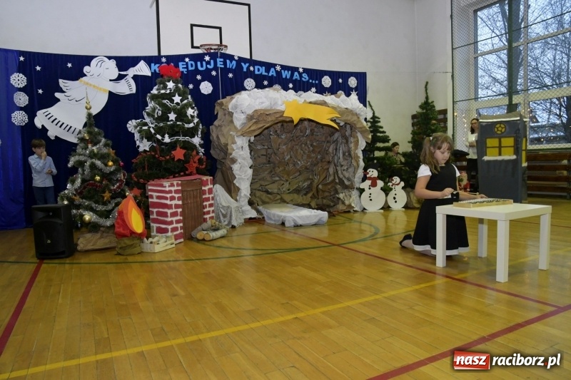 Zdjęcie w galerii na portalu naszraciborz.pl: Jasełka, piosenki, ciasto na stole - świąteczny kiermasz w Sudole wiadomości z regionu