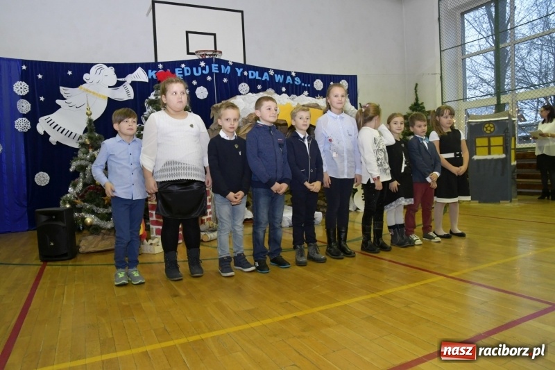 Zdjęcie w galerii na portalu naszraciborz.pl: Jasełka, piosenki, ciasto na stole - świąteczny kiermasz w Sudole wiadomości z regionu