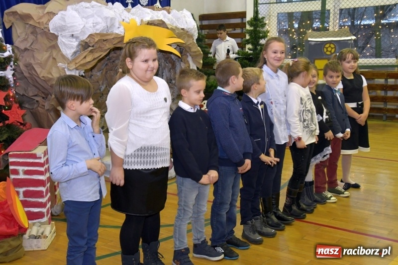 Zdjęcie w galerii na portalu naszraciborz.pl: Jasełka, piosenki, ciasto na stole - świąteczny kiermasz w Sudole wiadomości z regionu