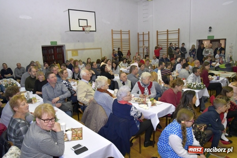 Zdjęcie w galerii na portalu naszraciborz.pl: Jasełka, piosenki, ciasto na stole - świąteczny kiermasz w Sudole wiadomości z regionu