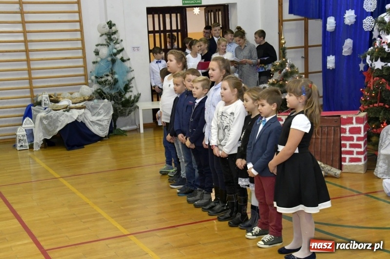 Zdjęcie w galerii na portalu naszraciborz.pl: Jasełka, piosenki, ciasto na stole - świąteczny kiermasz w Sudole wiadomości z regionu