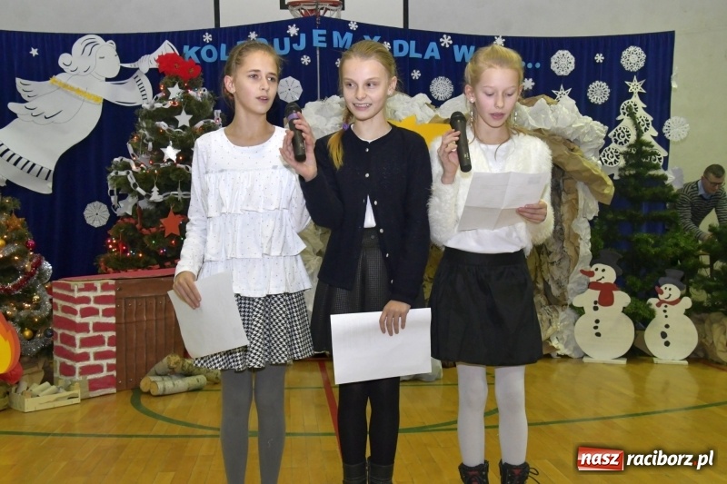 Zdjęcie w galerii na portalu naszraciborz.pl: Jasełka, piosenki, ciasto na stole - świąteczny kiermasz w Sudole wiadomości z regionu