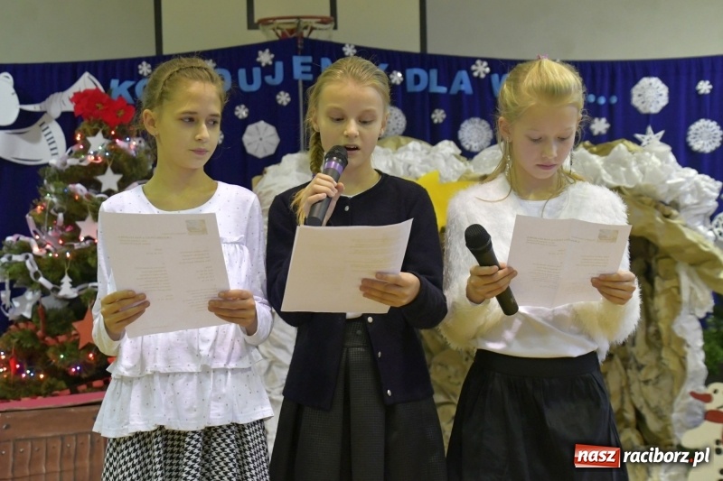 Zdjęcie w galerii na portalu naszraciborz.pl: Jasełka, piosenki, ciasto na stole - świąteczny kiermasz w Sudole wiadomości z regionu