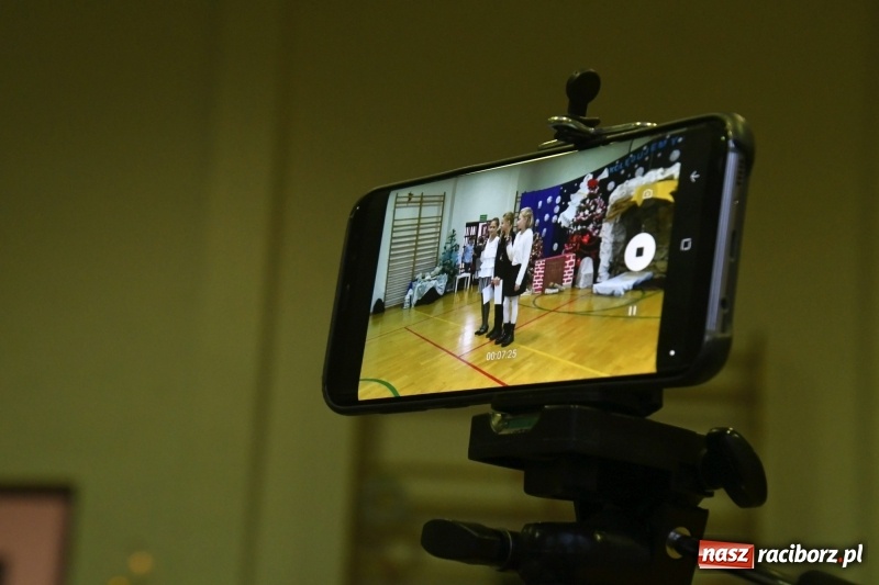 Zdjęcie w galerii na portalu naszraciborz.pl: Jasełka, piosenki, ciasto na stole - świąteczny kiermasz w Sudole wiadomości z regionu