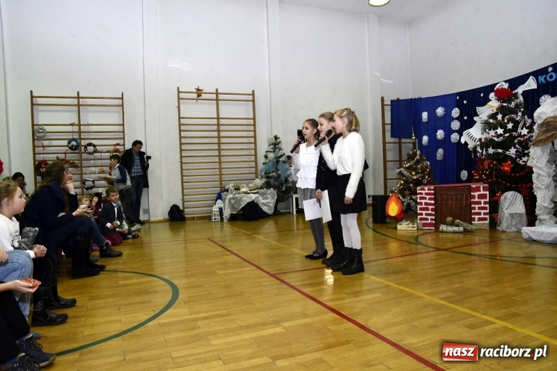 Zdjęcie w galerii na portalu naszraciborz.pl: Jasełka, piosenki, ciasto na stole - świąteczny kiermasz w Sudole wiadomości z regionu