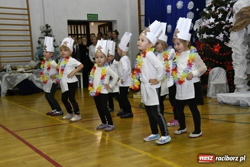 Zdjęcie w galerii na portalu naszraciborz.pl: Jasełka, piosenki, ciasto na stole - świąteczny kiermasz w Sudole wiadomości z regionu