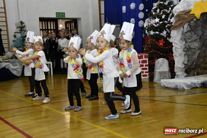 Zdjęcie w galerii na portalu naszraciborz.pl: Jasełka, piosenki, ciasto na stole - świąteczny kiermasz w Sudole wiadomości z regionu