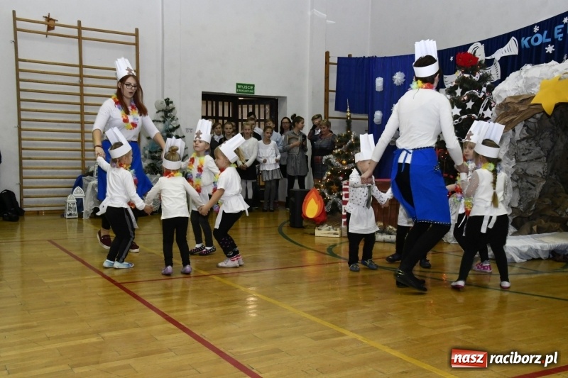 Zdjęcie w galerii na portalu naszraciborz.pl: Jasełka, piosenki, ciasto na stole - świąteczny kiermasz w Sudole wiadomości z regionu