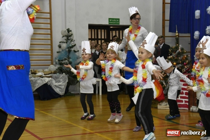 Zdjęcie w galerii na portalu naszraciborz.pl: Jasełka, piosenki, ciasto na stole - świąteczny kiermasz w Sudole wiadomości z regionu