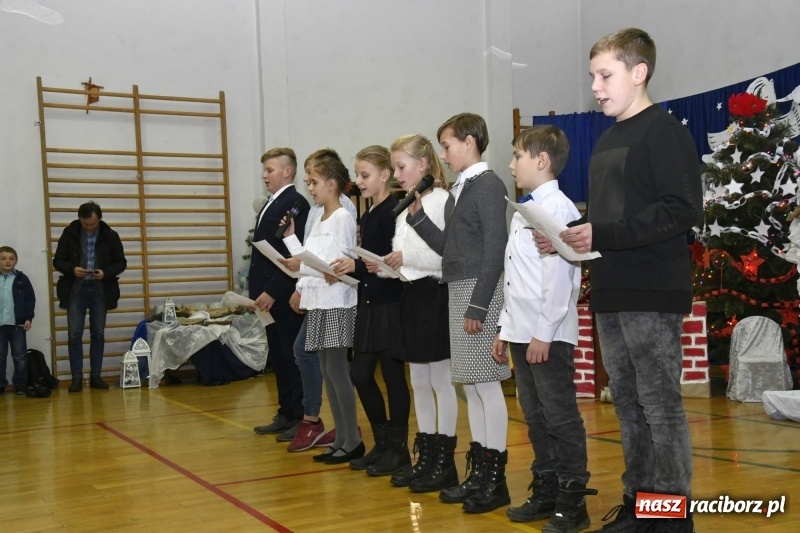 Zdjęcie w galerii na portalu naszraciborz.pl: Jasełka, piosenki, ciasto na stole - świąteczny kiermasz w Sudole wiadomości z regionu