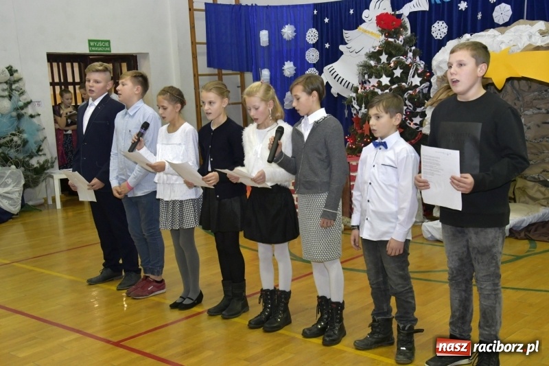 Zdjęcie w galerii na portalu naszraciborz.pl: Jasełka, piosenki, ciasto na stole - świąteczny kiermasz w Sudole wiadomości z regionu