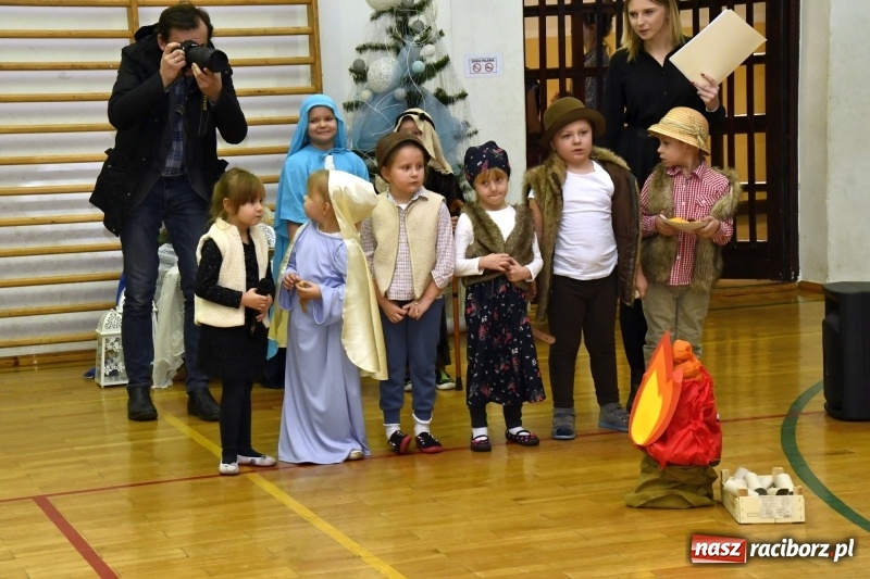 Zdjęcie w galerii na portalu naszraciborz.pl: Jasełka, piosenki, ciasto na stole - świąteczny kiermasz w Sudole wiadomości z regionu