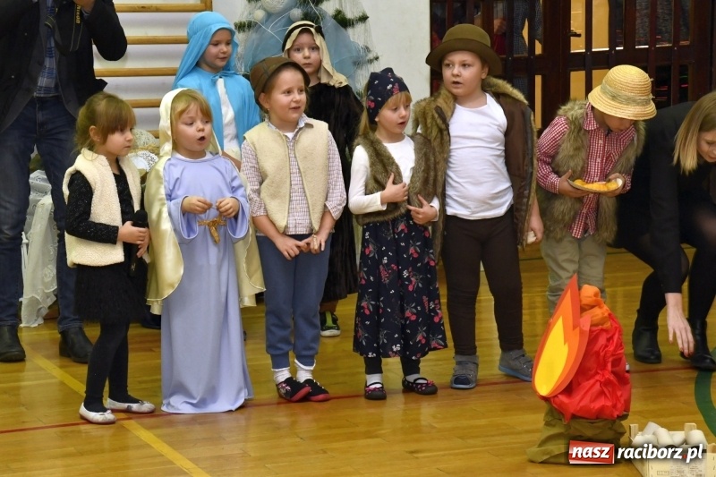 Zdjęcie w galerii na portalu naszraciborz.pl: Jasełka, piosenki, ciasto na stole - świąteczny kiermasz w Sudole wiadomości z regionu