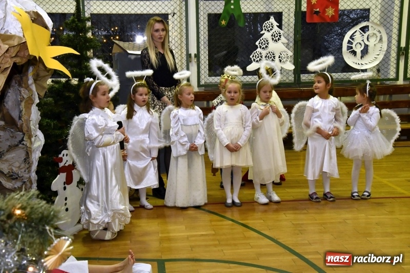 Zdjęcie w galerii na portalu naszraciborz.pl: Jasełka, piosenki, ciasto na stole - świąteczny kiermasz w Sudole wiadomości z regionu