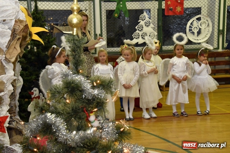 Zdjęcie w galerii na portalu naszraciborz.pl: Jasełka, piosenki, ciasto na stole - świąteczny kiermasz w Sudole wiadomości z regionu