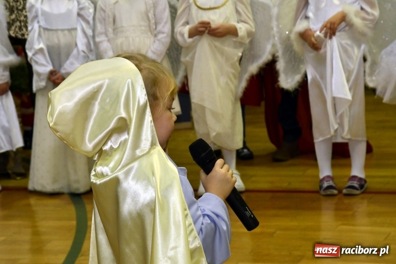 Zdjęcie w galerii na portalu naszraciborz.pl: Jasełka, piosenki, ciasto na stole - świąteczny kiermasz w Sudole wiadomości z regionu