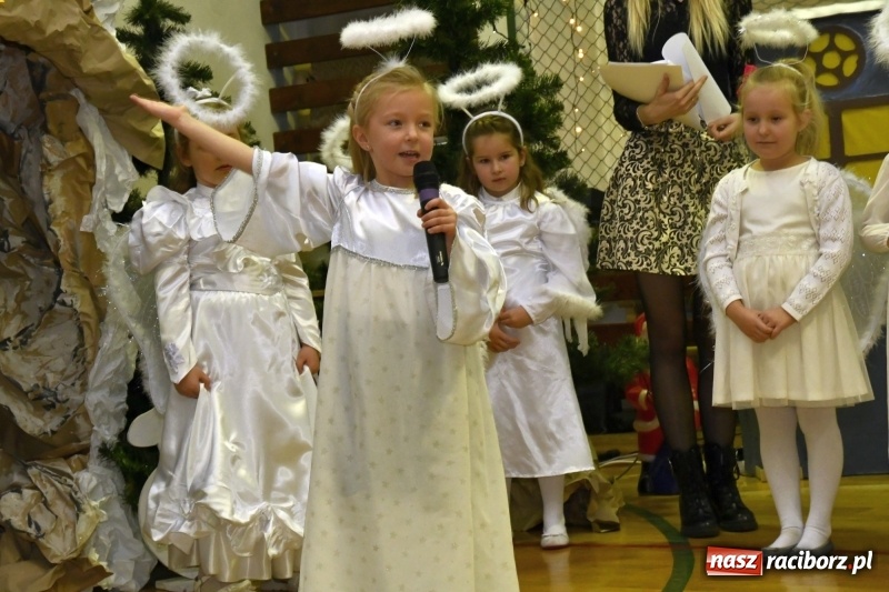 Zdjęcie w galerii na portalu naszraciborz.pl: Jasełka, piosenki, ciasto na stole - świąteczny kiermasz w Sudole wiadomości z regionu