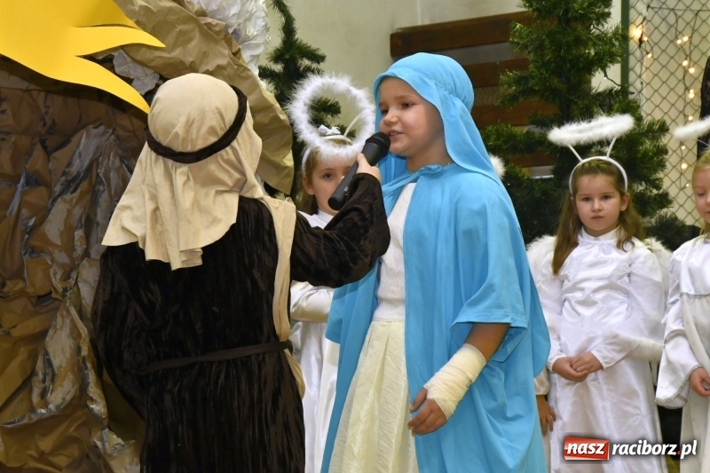 Zdjęcie w galerii na portalu naszraciborz.pl: Jasełka, piosenki, ciasto na stole - świąteczny kiermasz w Sudole wiadomości z regionu