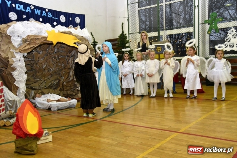 Zdjęcie w galerii na portalu naszraciborz.pl: Jasełka, piosenki, ciasto na stole - świąteczny kiermasz w Sudole wiadomości z regionu