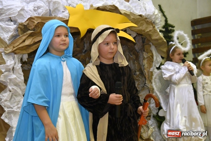 Zdjęcie w galerii na portalu naszraciborz.pl: Jasełka, piosenki, ciasto na stole - świąteczny kiermasz w Sudole wiadomości z regionu