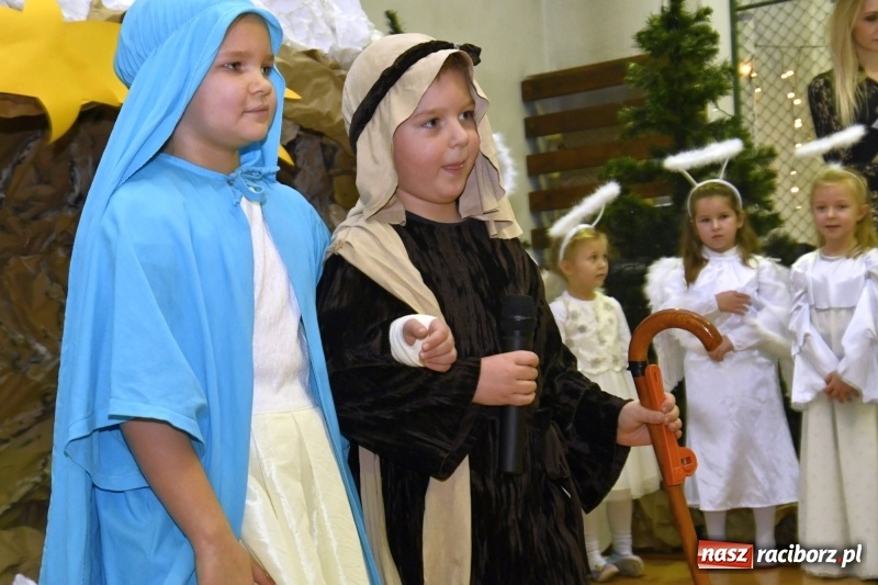 Zdjęcie w galerii na portalu naszraciborz.pl: Jasełka, piosenki, ciasto na stole - świąteczny kiermasz w Sudole wiadomości z regionu