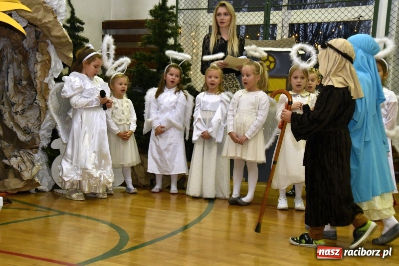 Zdjęcie w galerii na portalu naszraciborz.pl: Jasełka, piosenki, ciasto na stole - świąteczny kiermasz w Sudole wiadomości z regionu