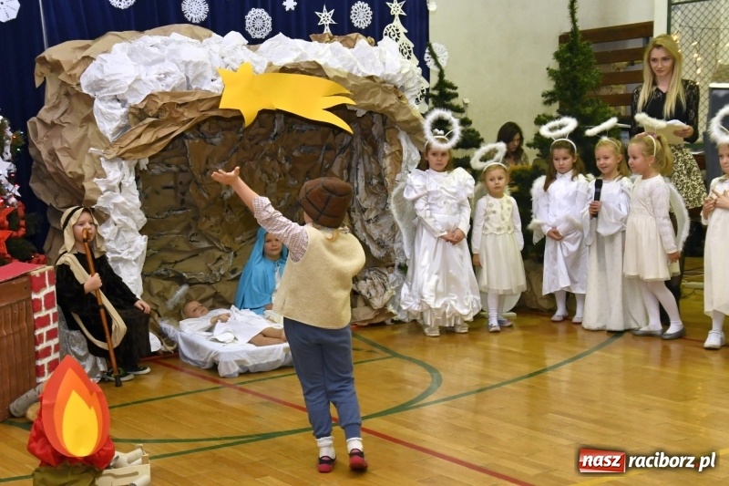 Zdjęcie w galerii na portalu naszraciborz.pl: Jasełka, piosenki, ciasto na stole - świąteczny kiermasz w Sudole wiadomości z regionu