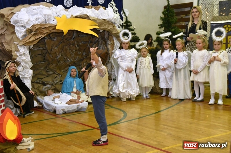Zdjęcie w galerii na portalu naszraciborz.pl: Jasełka, piosenki, ciasto na stole - świąteczny kiermasz w Sudole wiadomości z regionu
