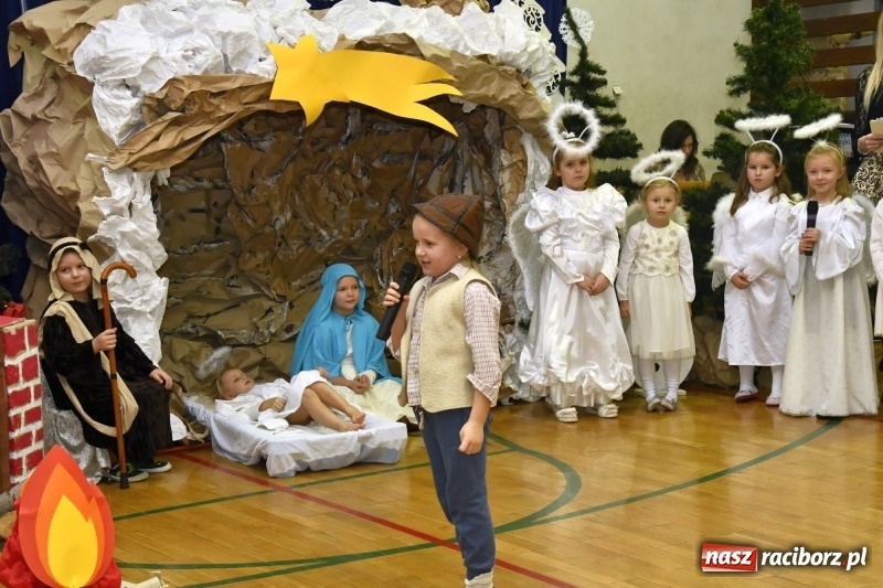 Zdjęcie w galerii na portalu naszraciborz.pl: Jasełka, piosenki, ciasto na stole - świąteczny kiermasz w Sudole wiadomości z regionu