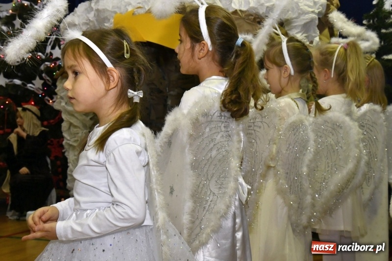 Zdjęcie w galerii na portalu naszraciborz.pl: Jasełka, piosenki, ciasto na stole - świąteczny kiermasz w Sudole wiadomości z regionu