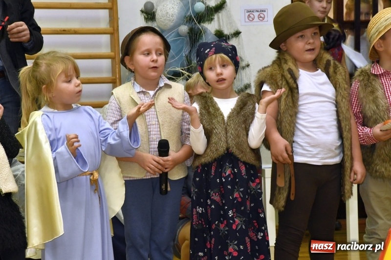 Zdjęcie w galerii na portalu naszraciborz.pl: Jasełka, piosenki, ciasto na stole - świąteczny kiermasz w Sudole wiadomości z regionu